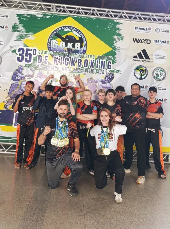 Equipe de Indaial conquista 16 medalhas no Brasileiro de Kickboxing