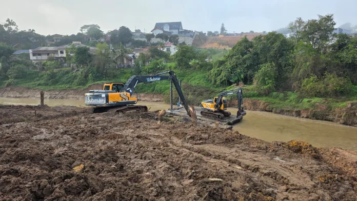 Defesa Civil de Santa Catarina inicia desassoreamento do Rio Taió e amplia ações de prevenção a cheias