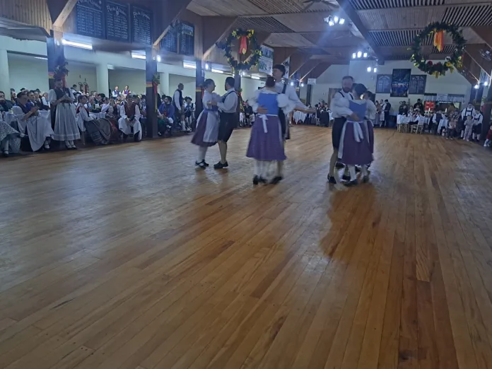 Grupo Bogenbrücke celebra 35 anos com baile e tradição em Indaial