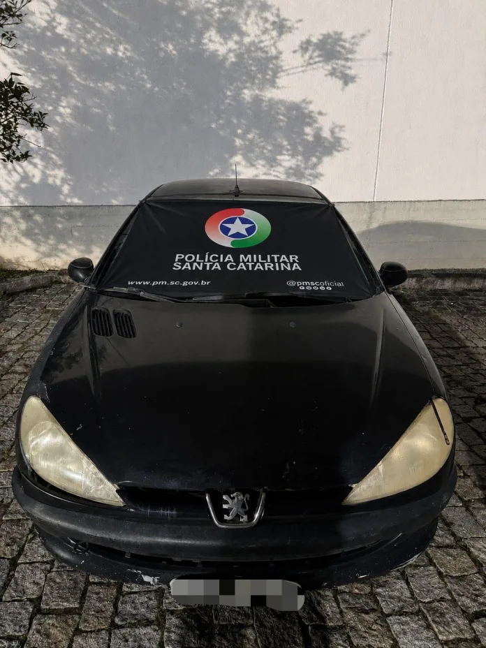 Polícia Militar recupera veículo furtado e prende homem por receptação em Blumenau