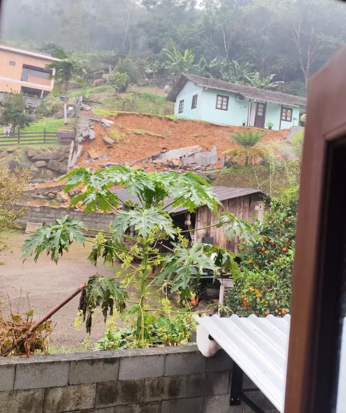 Benedito Novo registra 79 mm de chuva em 24 horas e tem queda de barreira e muro